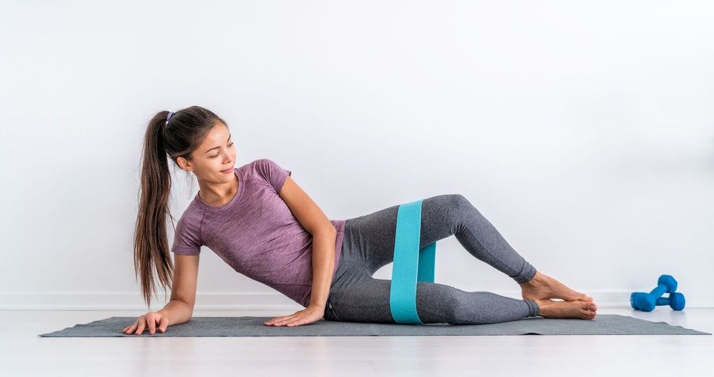 Cinco ejercicios con gomas elásticas para trabajar tu abdomen al